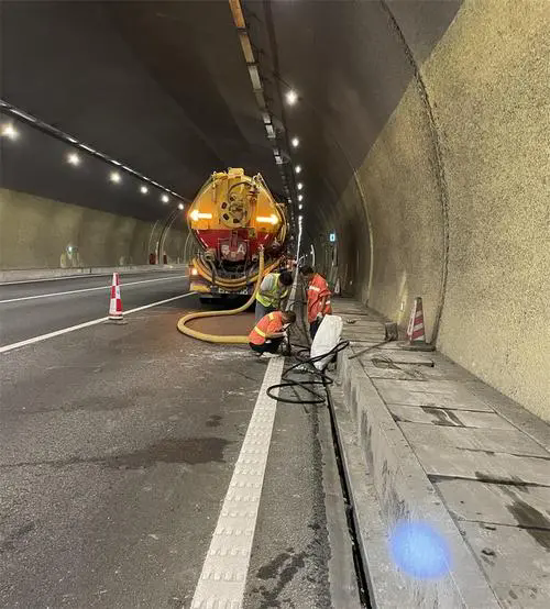 蒲城隧道排水渠清淤